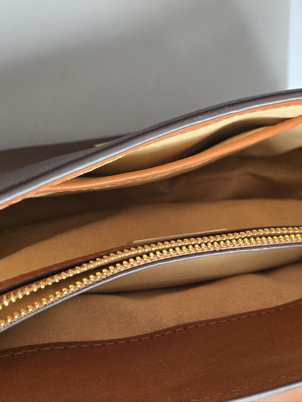 Ralph Lauren British Tan  Leather Shoulder Bag with Gold Hardware - Picture 8 of 9